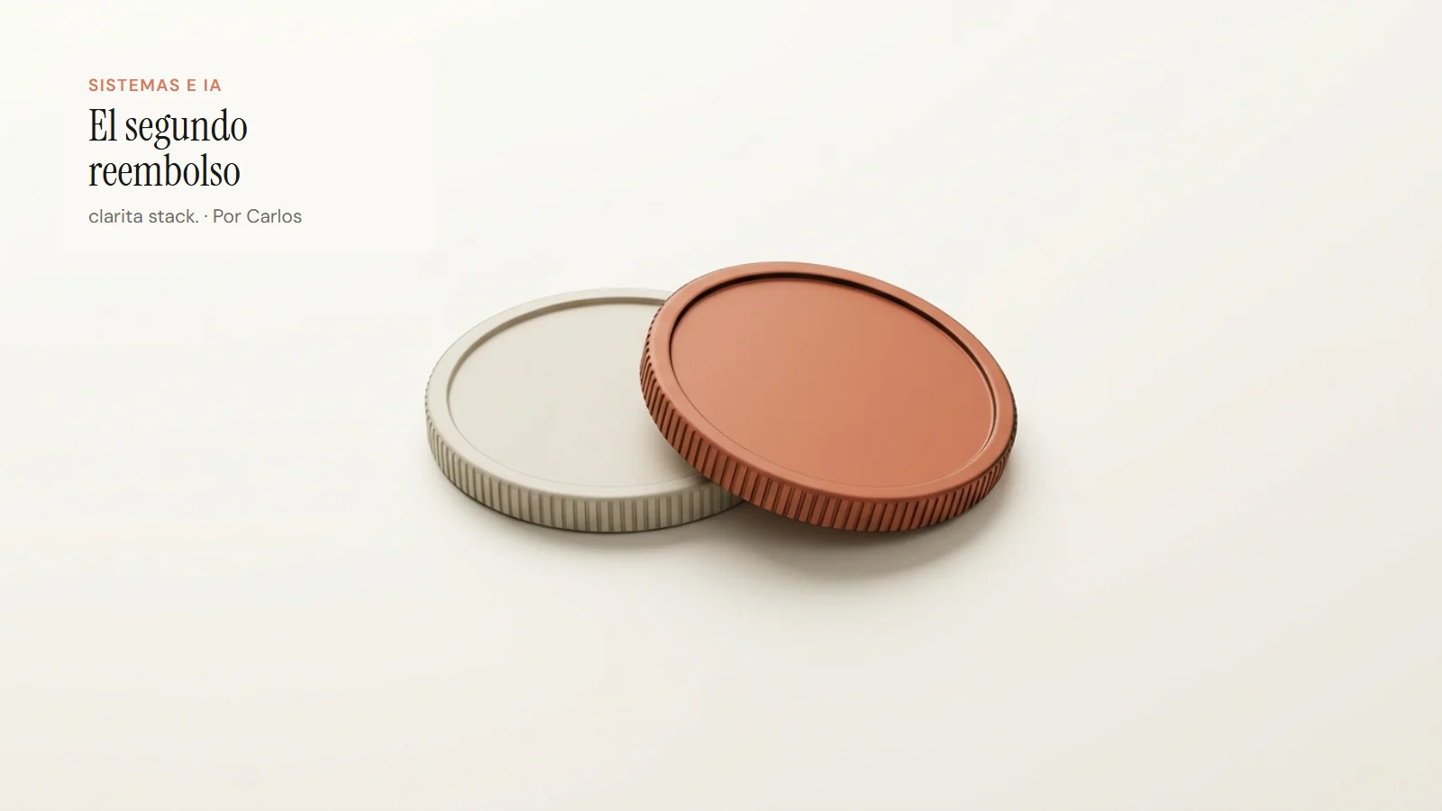 Ilustración: dos monedas lisas idénticas, de canto grueso y estriado, apoyadas y apenas superpuestas sobre un fondo cálido y vacío; la primera es de color arena y la segunda, terracota.