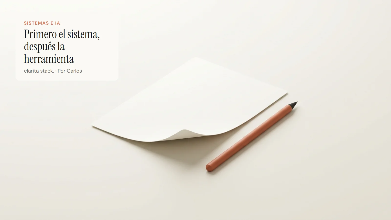 Ilustración: un lápiz de grafito terracota apoyado junto a una hoja de papel en blanco, sobre un fondo cálido y vacío.