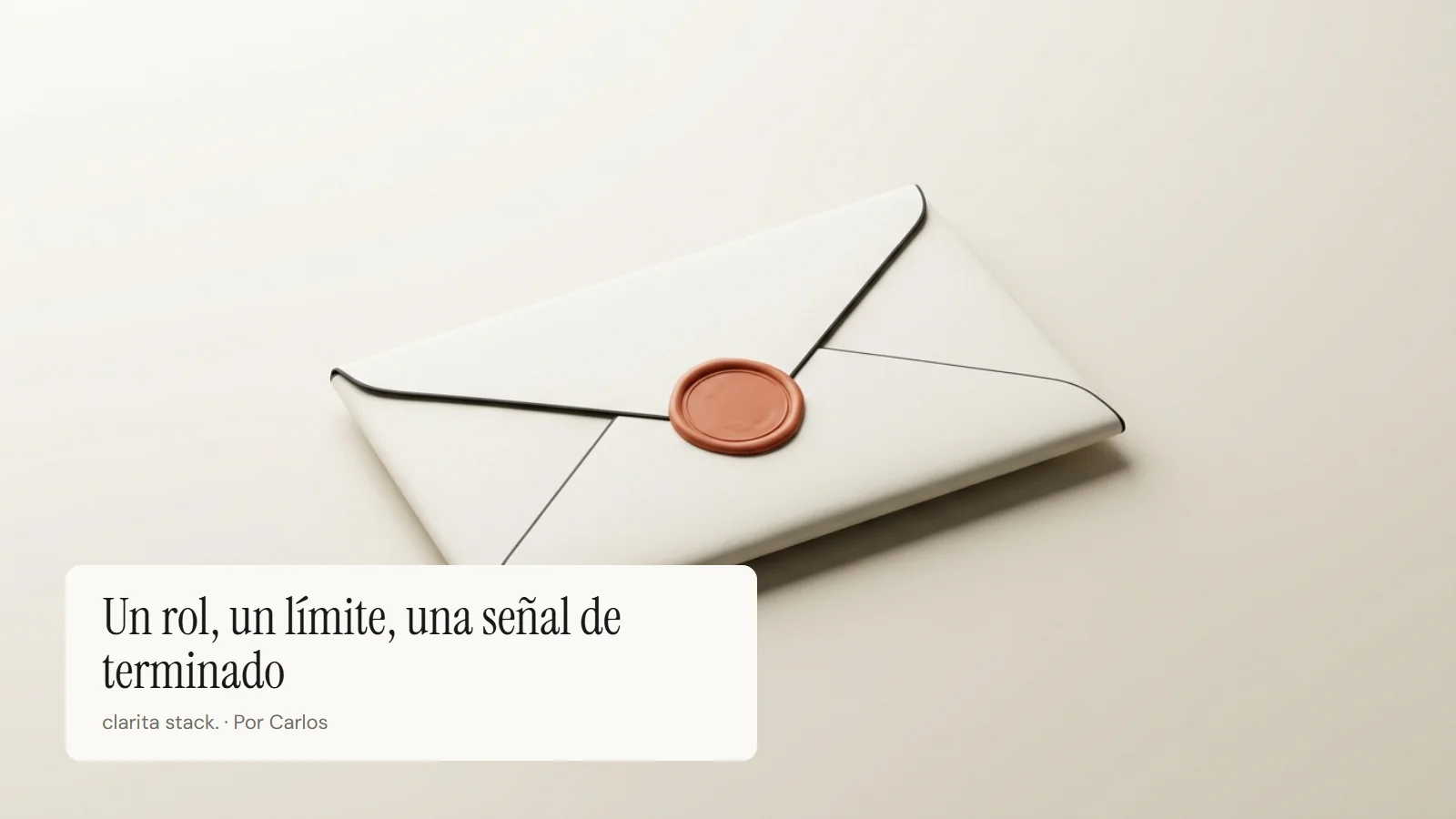 Ilustración: un sobre cerrado, solo sobre una superficie vacía y ordenada, con un único sello de lacre color terracota.