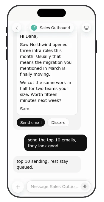 Una tarjeta de envío en el celular, con los botones Send email y Discard. Página oficial de Grok Bot (x.ai/bot) · demostración de la interfaz publicada por el proveedor, con sus propios datos de ejemplo. Captura del 29/10/2026.